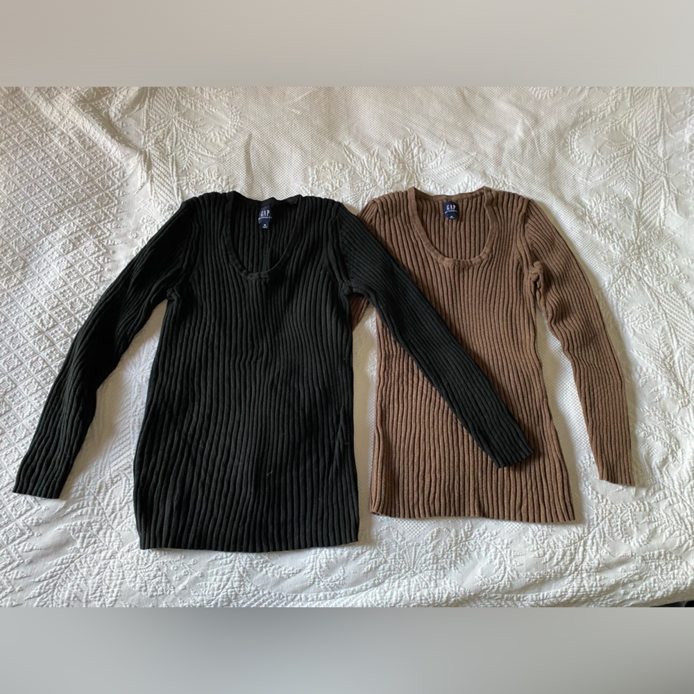 Gap Maternity Lightweight V-Neck Rib Sweaters